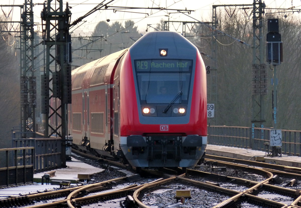 Der RE9 von Siegen-Hbf nach Aachen-Hbf und kommt aus Richtung Köln und fährt in Aachen-Hbf ein. 
Aufgenommen vom Bahnsteig 2 vom Aachen-Hbf.
Bei schöner Wintersonne am Kalten Morgen vom 5.2.2018.