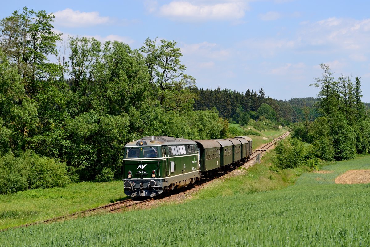 Der Reblaus-Express 16972 wurde anschließend verfolgt und konnte bei Oberhöflein nochmals aufgenommen werden. Hier verläuft die Bahn fernab jeglicher Besiedlung durch die Wälder des Waldviertels (04. Juni 2015).