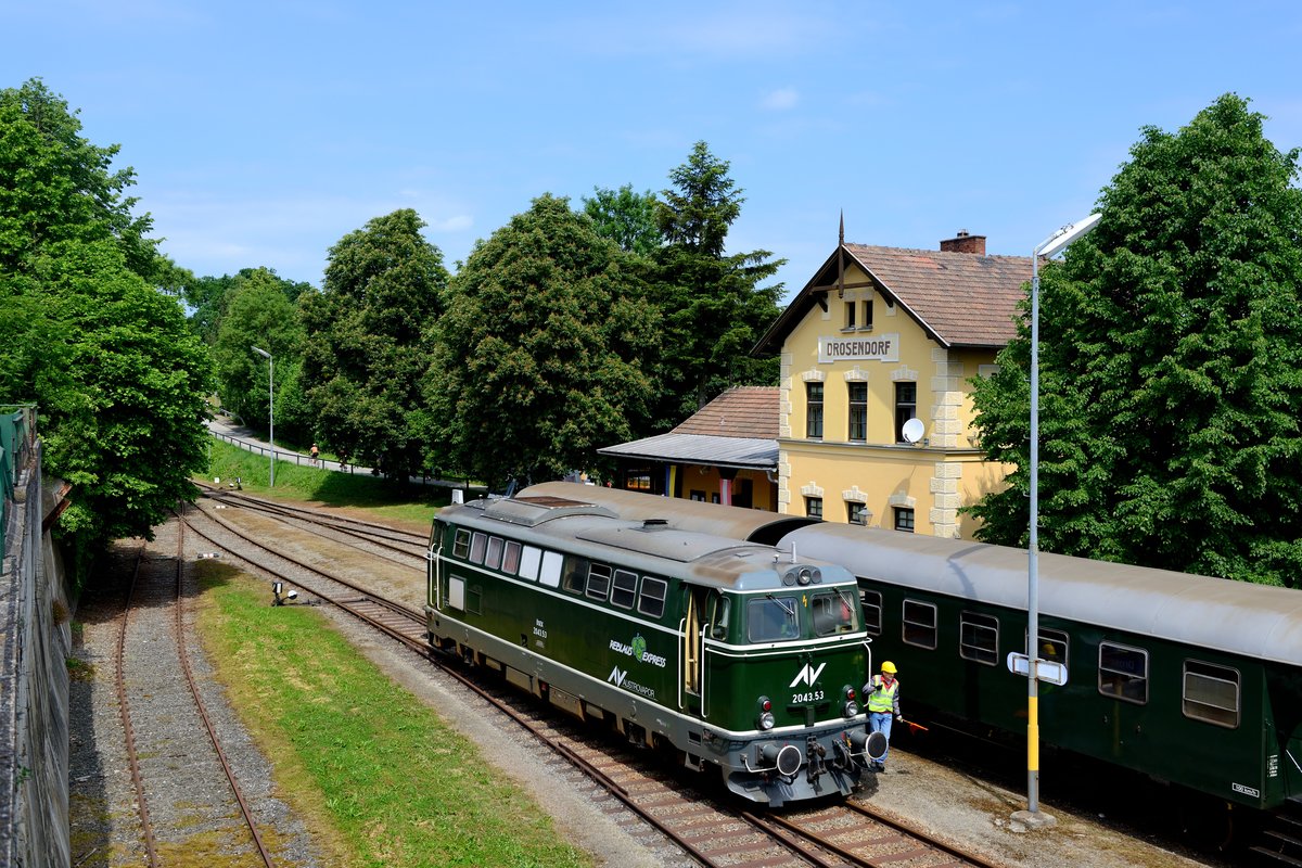 Der Reblausexpress 16970 ist inzwischen am Endbahnhof Drosendorf angekommen und 2043.53 rangiert ans andere Zugende. Erfreulich sind die sehr gut gepflegten Bahnanlagen und die schön renovierten Bahnhofsgebäude entlang der nur noch im Museumsbetrieb genutzten Strecke.