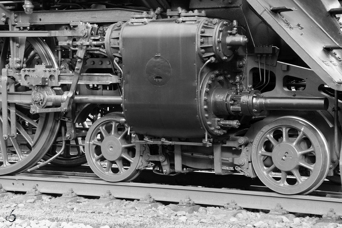 Der rechte Dampfzylinder der 03 2155-4. (Usti nad Labem-Strekov, April 2017)