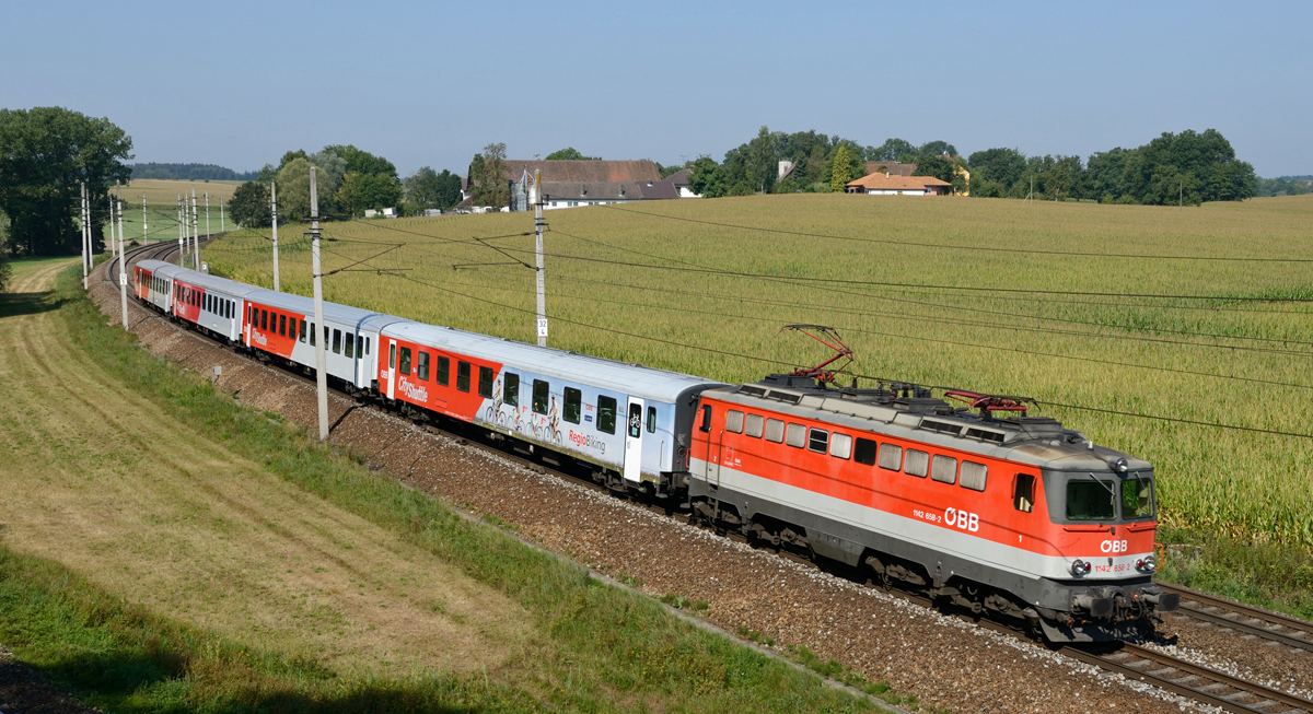 Der Reginoalzug 5917 wurde am 30. August 2015 von der 1142 658 bespannt, und von mir bei Neumarkt-Kallham fotografiert. 