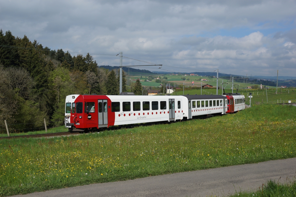 Der Regio 14820 mit dem Bt 222 an der Spitze fährt am 04.05.2014 von Palézieux Richtung Bossonnens.