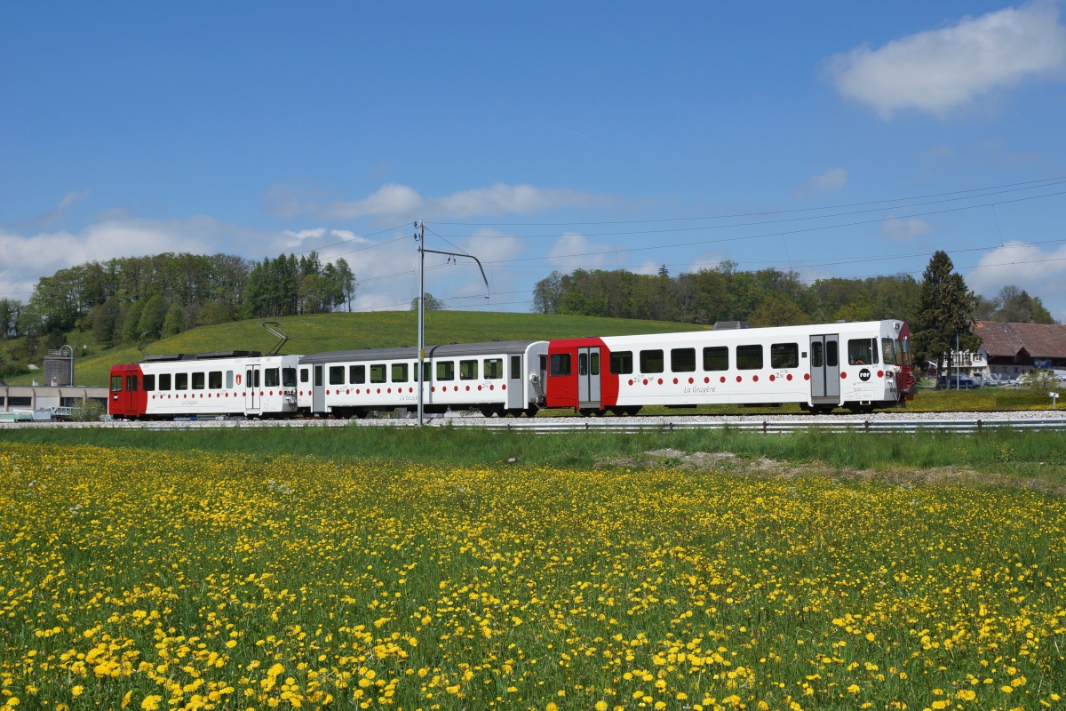 Der Regio 18828 mit dem führenden Bt 222 befindet sich am 04.05.2014 in Châtel-St-Denis.