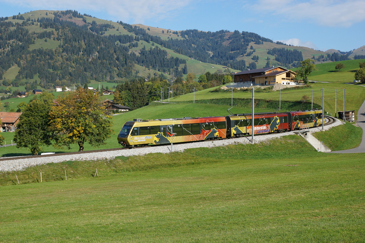 Der Regio 2417 nach Rougemont wurde am 04.10.2014 mit einem Lenker-Pendel, bestehend aus dem ABt 344, dem Be 4/4 5004 und dem Bt 244, geführt. Das Bild wurde zwischen Gruben und Gstaad aufgenommen.