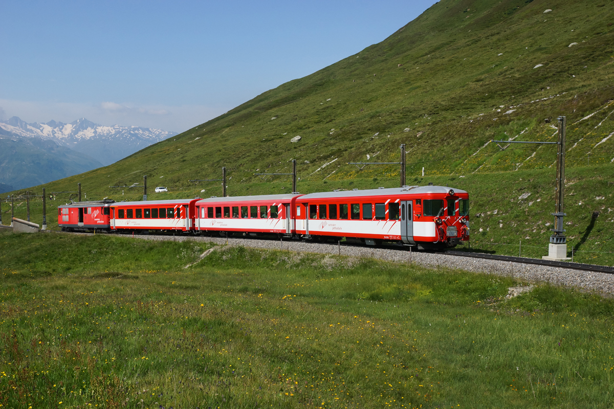 Der Regio 828 mit dem führenden Bt 2253 fährt am 19.07.2014 von Nätschen Richtung Oberalppass.