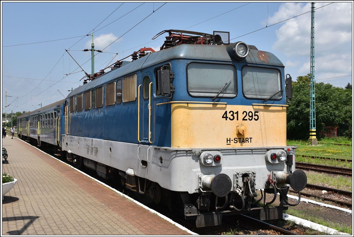 Der Regio aus Füzesabony ist mit Steuerwagen 351 und 431 295 in Eger eingetroffen. (13.06.2018)