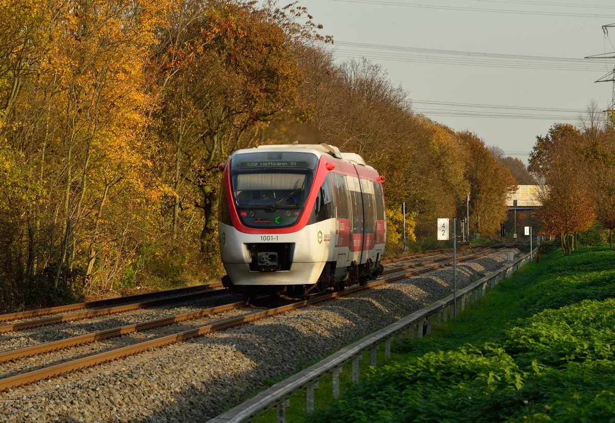 Der Regio-Bahntriebwagen 1001-1 im Nachschuß beim Verlassen von der Station Kaarst-IKEA. Er ist am Sonntag den 23.11.2014 unterwegs als S28 nach Mettmann Stadtwald.