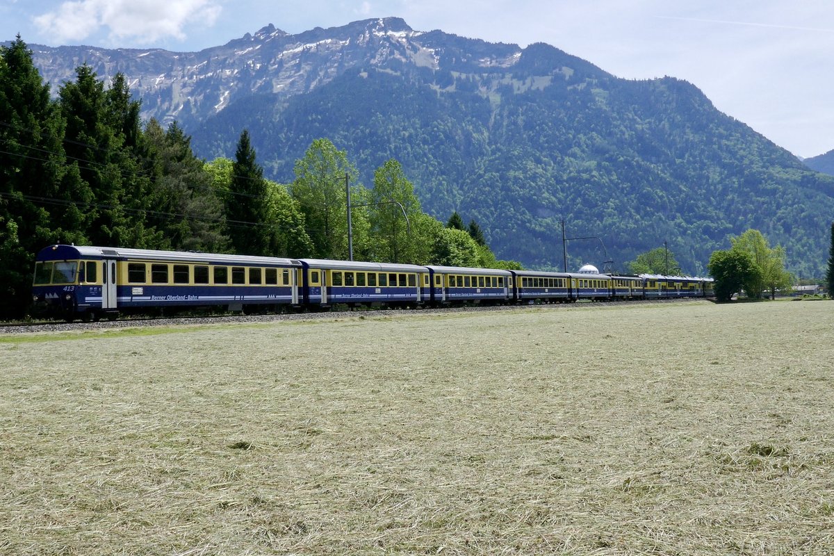 Der Regio von Lauterbrunnen und Grindelwald am 25.5.17 kurz vor Interlaken, führend ist der ABt 313 ex. RBS.