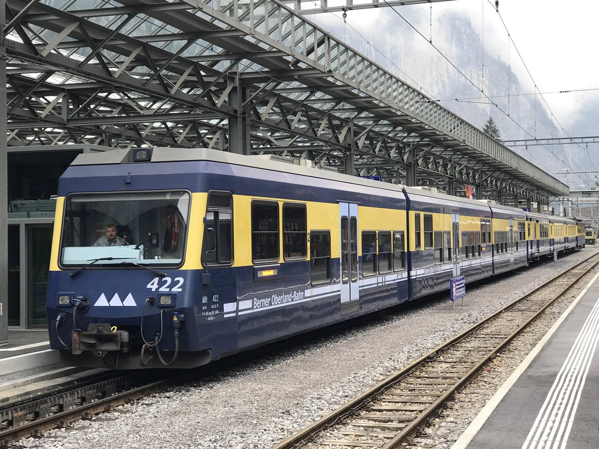 Der Regio nach Interlaken, mit einem Gelenksteuerwagen an der Spitze, steht am 2.4.17 in Lauterbrunnen bereit.