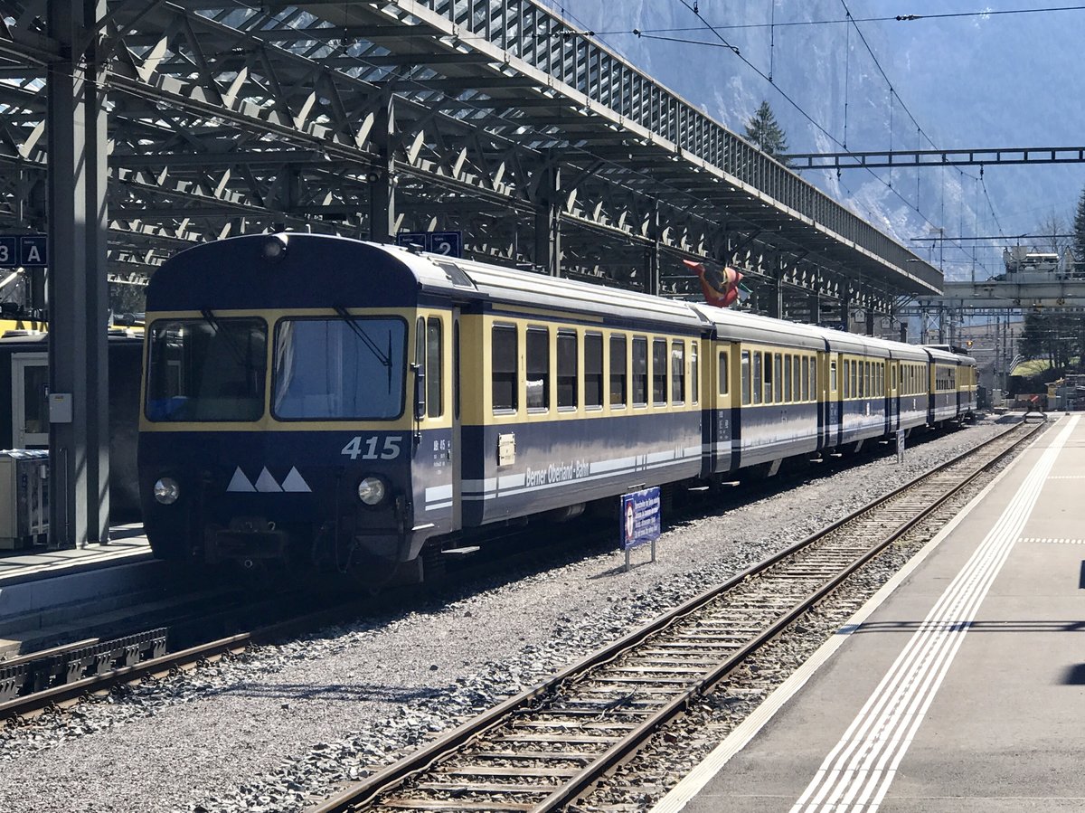 Der Regio nach Interlaken steht am 25.3.17 in Lauterbrunnen Startklar.