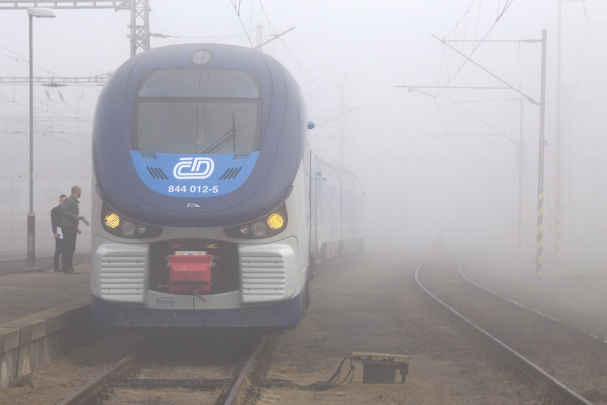 Der Regio Shark bringt auch im dicken Nebel die zahlreichen Festbesucher zum Gelnde, wo der Tag der tschechischen Eisenbahn in Cheb gefeiert wird. 24.09.2016, 09:13 Uhr
