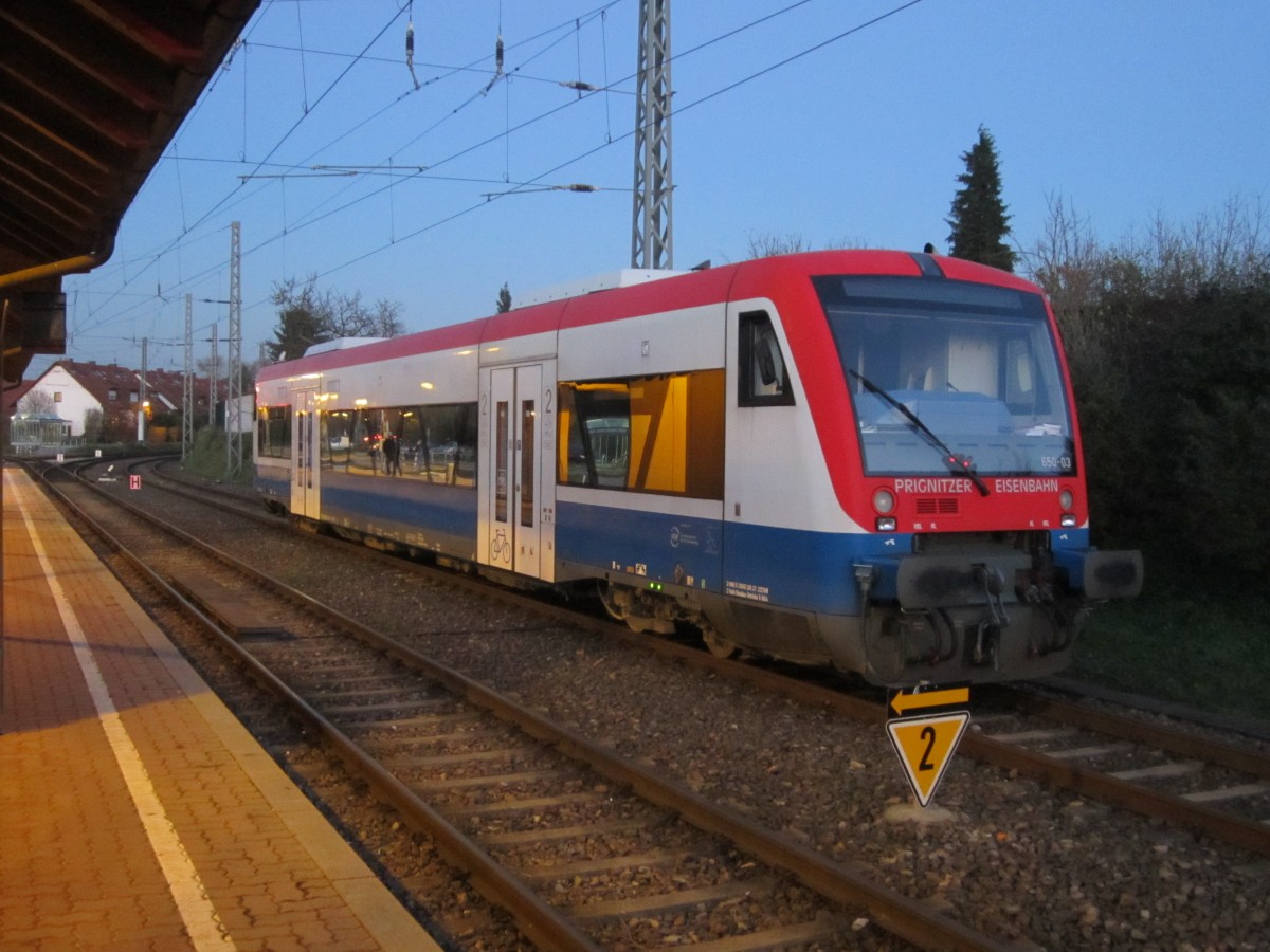 Der Regio Shuttle VT 650.03 der Prignitzer Eisenbahn ist am 26.11.13 in Ubstadt Ort gesichtet wurden. Dieser wurde für Schulungsfahrten genutzt, da die AVG in ab Dezember 2013 angemietet hat.
