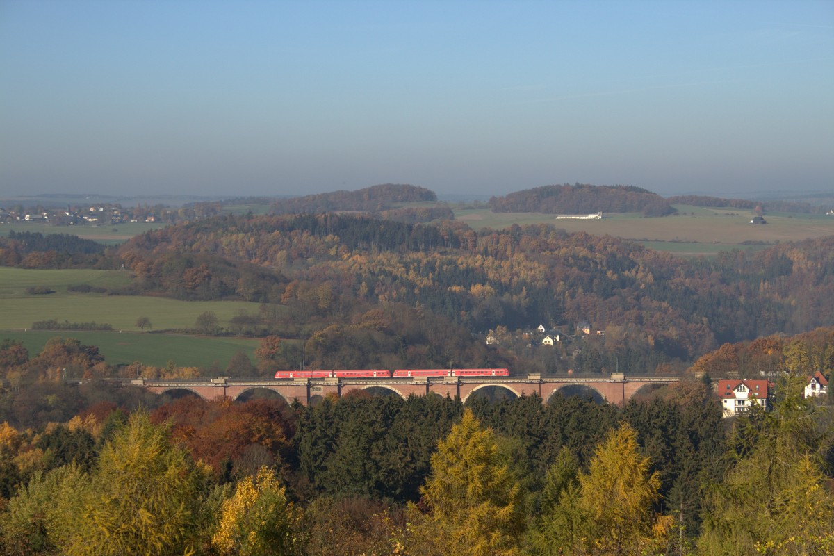 Der Regio Swinger BR 612 auf der Elstertalbrücke bei wunderbaren Herbstwetter in Vogtland bei Jocketa/ Pöhl. Aufgenommen am 31.10.2015 