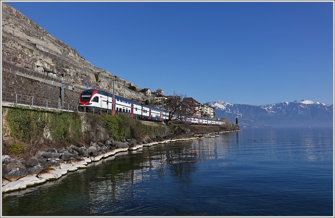 Der Regioexpress 2728 bei St-Saphorin.
(07.03.2014)