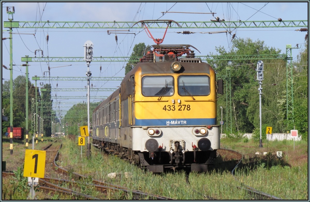 Der Regional Express mit der 433 278 als Zugpferd bei der Ausfahrt in Szántód-Köröshegy (Balaton),am 27.Mai 2014. Die V 43-3 ist mit Wendezugsteuerung ausgestattet und trägt in Ungarn den Spitznamen Szili (V-43).
