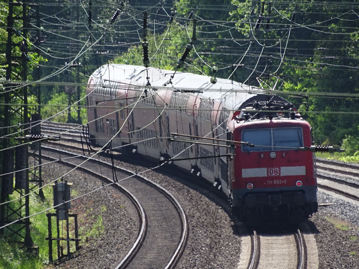Der RegionalExpress aus Braunschweig wird gleich den Schildescher Viadukt überqueren und kurz darauf den Bielefelder Hbf erreichen.

Brake (Bielefeld), 04.06.2015