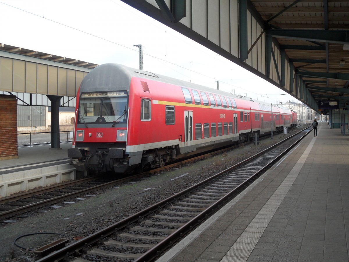 Der Regionalexpress aus Leipzig ist grade in Zwickau angekommen. Sein letzter Tag (14.12.13)auf dieser Strecke denn ab morgen übernimmt der Talent2 der S-Bahn-Mitteldeutschland diese Strecke.