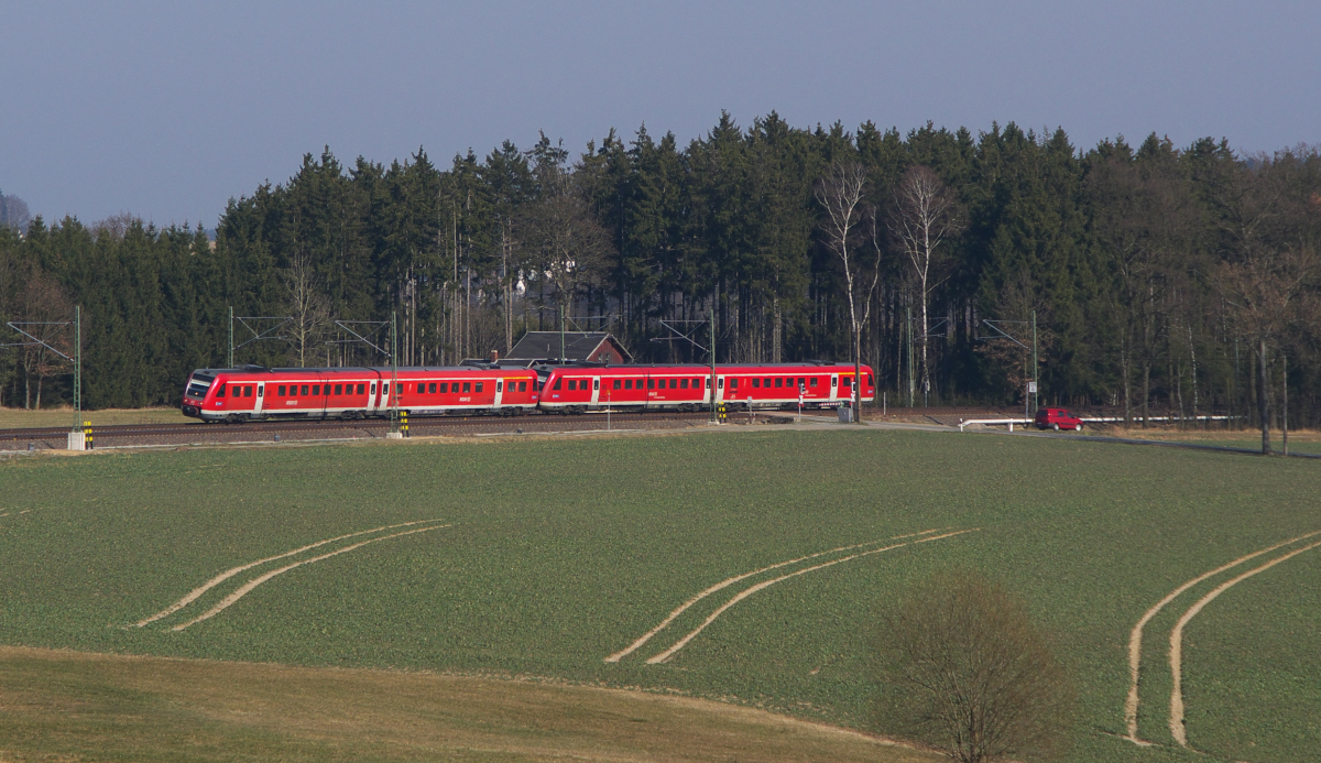 Der Regionalexpress Dresden - Nürnberg rauschte am 14.03.2014 durch das Vogtland, hier beim BÜ Drochaus auf dem weg nach Hof. Im Sommer 2015 kehrten die 612er wieder teilweise auf die Strecke zurück, weil die 143er zur Sonderuntersuchung mußten. Bahnstrecke 6362 Leipzig - Hof.