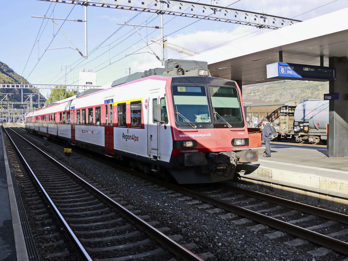 Der RegionAlps Domino RA08 nach Brig steht im Bahnhof von Visp am 16. Oktober 2019