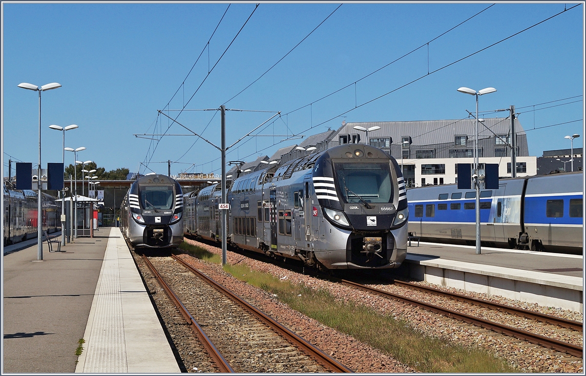 Der Regionalverkehr der Strecke Rennes - St-Malo wird von den SNCF Z 55500 / Regio 2N strak dominiert. So wartet der SNCF Z 55557 als TER 852874 BreizhGo nach Rennes in Saint-Malo auf die Abfahrt, während im Hintergrund der Z 55547 an diesem Sonntag nicht gebrauht wird. 

5. Mai 2019