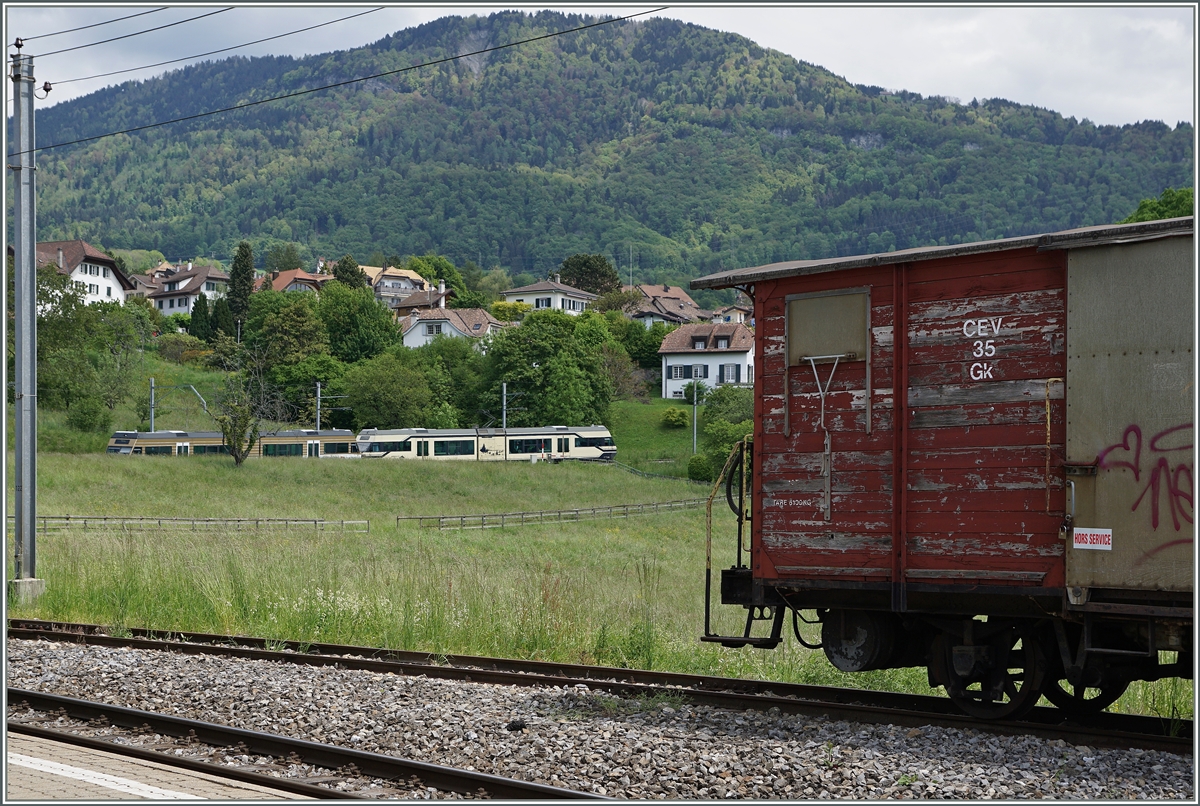 Der Regionalzug 1431 Vevey - Blonay, welcher heute infolge starkem Fahrgastaufkommen ausserplanmäßig mit zwei CEV MVR GTW Be 2/4 geführt wird, hat St-Légier Gare verlassen. 
16. Mai 2016
