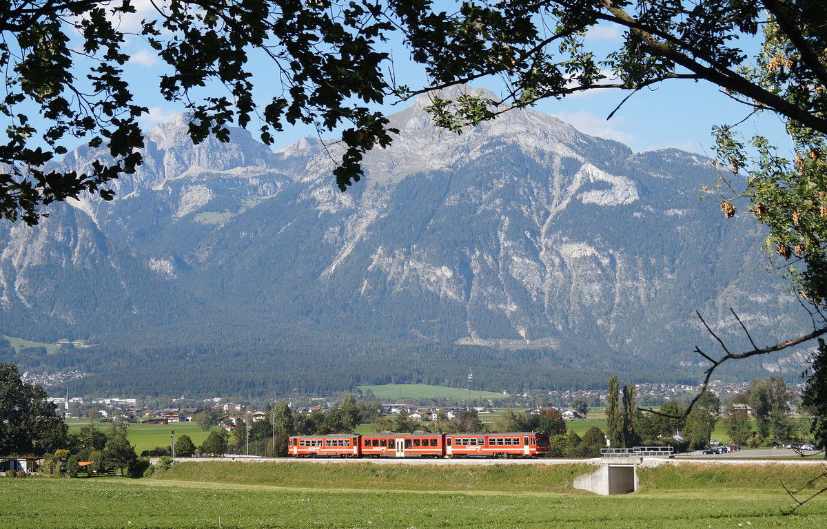 Der Regionalzug 148 der Zillertalbahn von Mayrhofen nach Jenbach fährt bei Schlitters-Bruck in Richtung Strass, 28.09.2018.