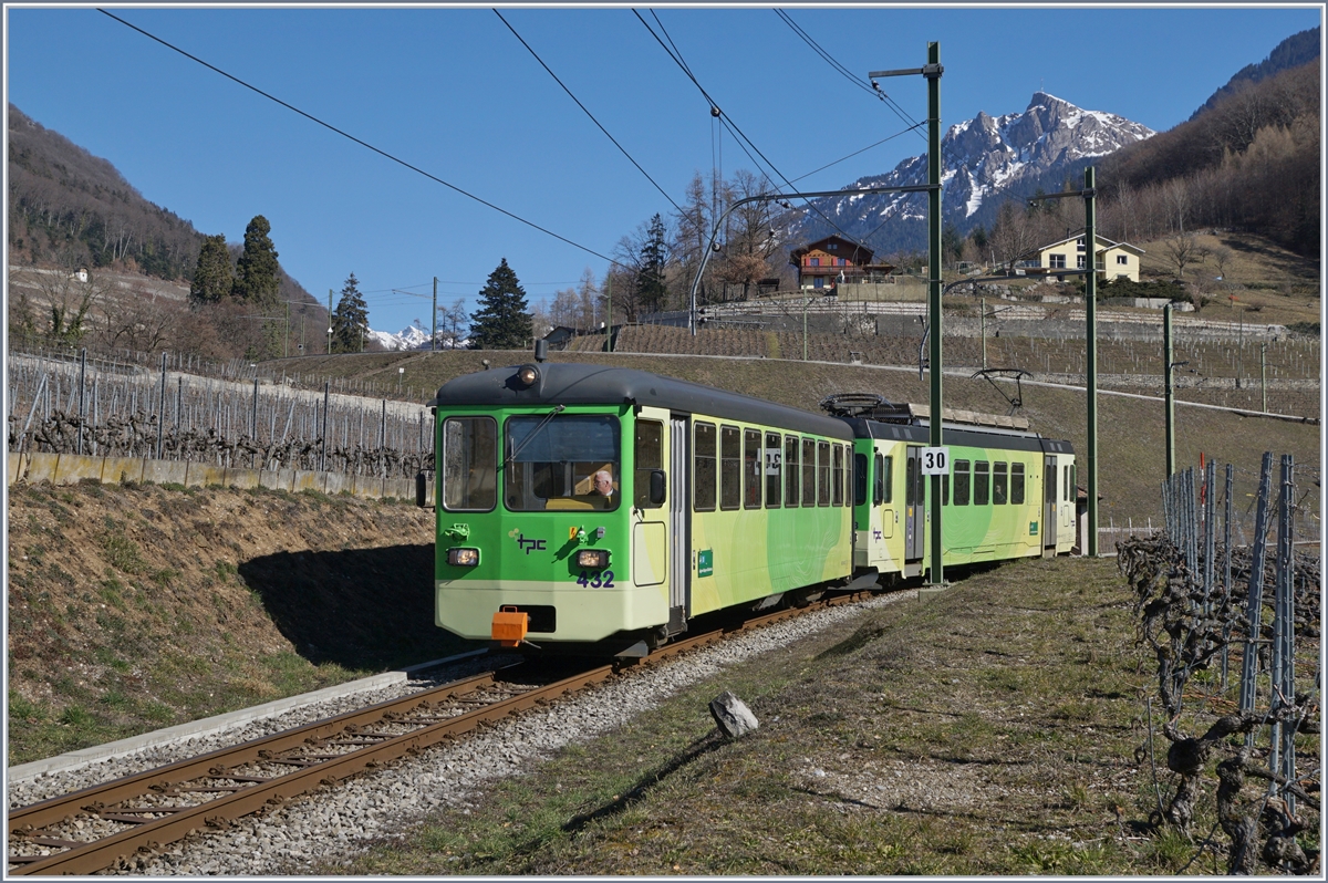Der Regionalzug 432 hat in Les Diablerets den BDe 4/4 404 zurückgelassen und kehrt nun als Regionalzug 437 mit dem Bt 432 und dem BDe 4/4 403 nach Aigle zurück. 

17. Februar 2019