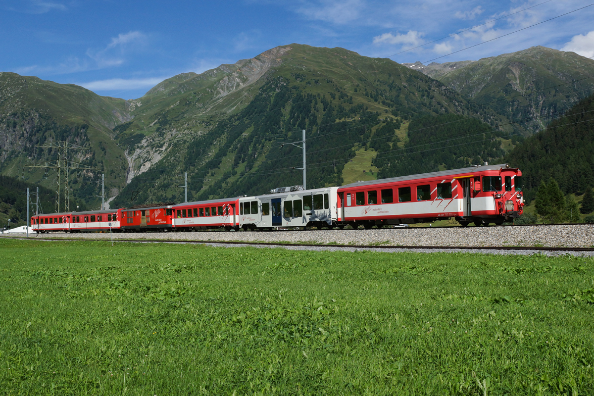 Der Regionalzug 531 nach Visp verlässt am 17.08.2014 Oberwald.