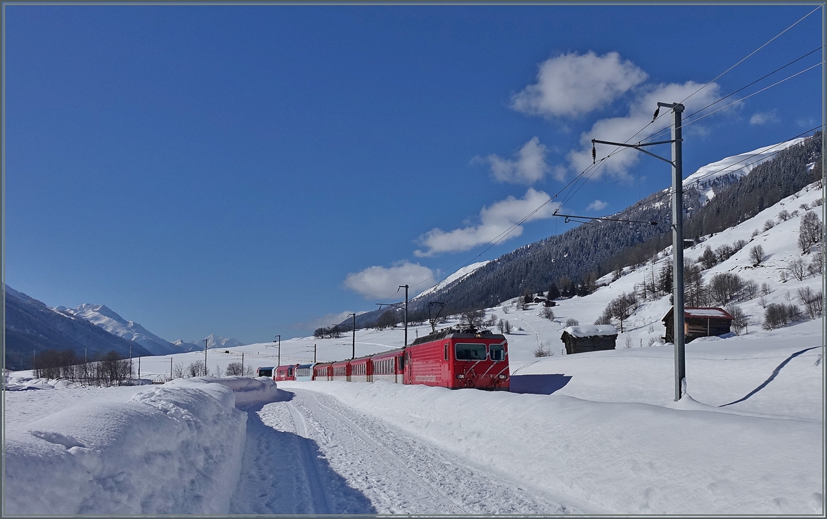 Der Regionalzug 534 von Visp nach Distentis mit drei  Gourmet-Wagen  zwischen Reckingen und Münster. 
20.02.2014