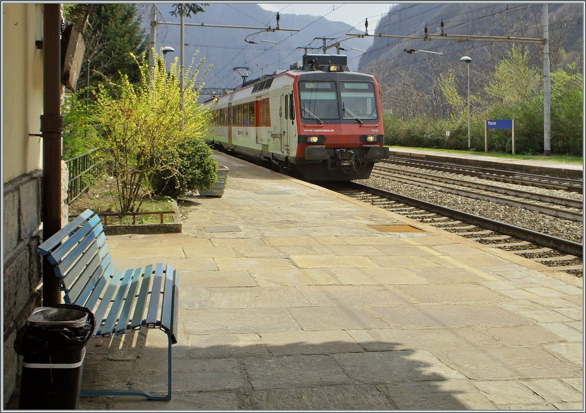 Der Regionalzug 6372 erreicht Varzo. Auf den falschen Gleis, sonst hätten die Reisenden die nicht niveaufreie Gleisüberquerung für das Gleis 3 benutzen müssen.
11. April 2015