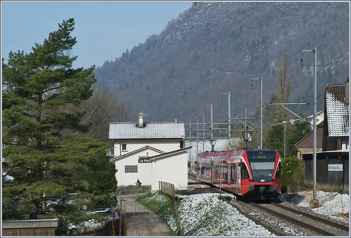 Der Regionalzug 7116 von Biel/Bienne nach La Chaux-de-Fonds (Spitze) und Moutier (Schluss), bestehend aus zwei roten (ex RM) GTW RABe 2/8 beim der Ankunft in La Heutte. 

5. April 2019