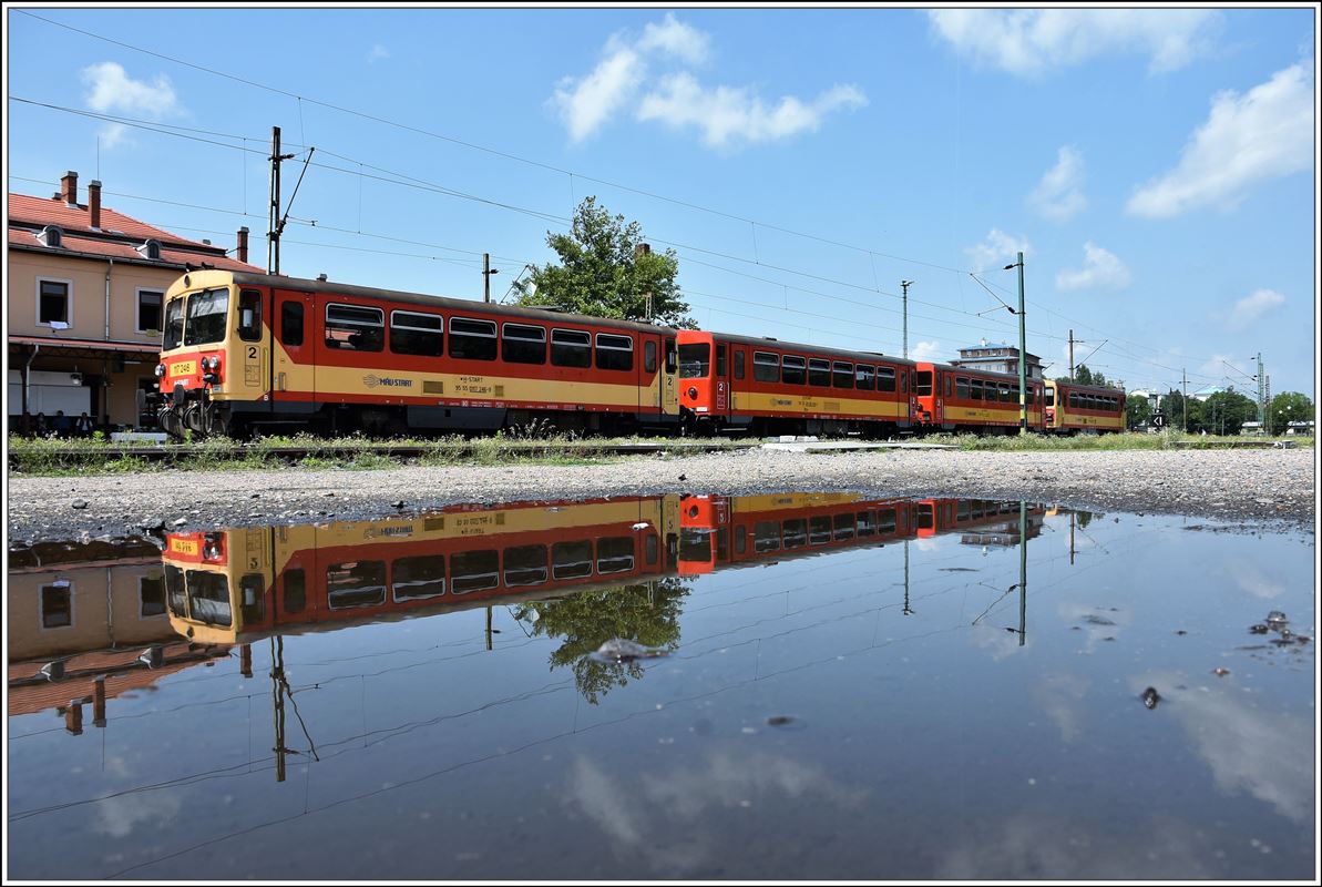 Der Regionalzug aus Szilvasvarad fährt in Eger ein mit 117 320 und 117 246 sowie zwei Zwischenwagen. (12.06.2018)