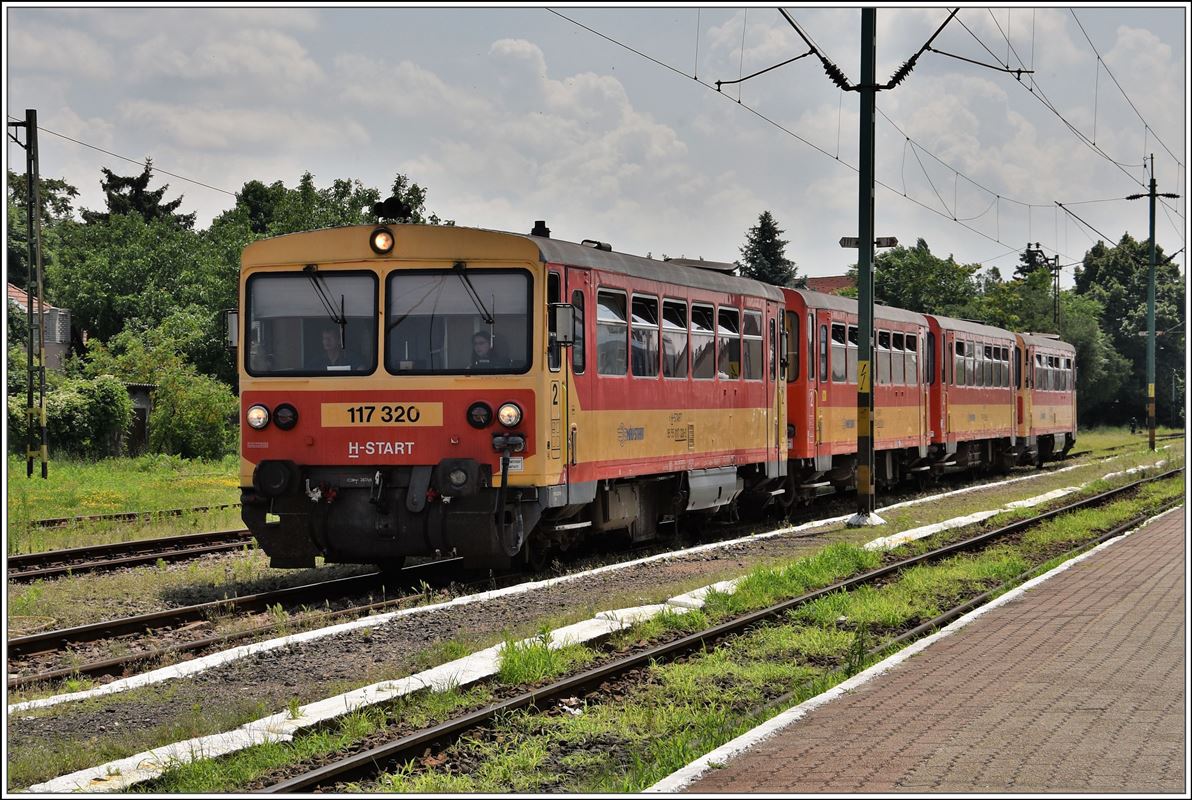 Der Regionalzug aus Szilvasvarad fährt in Eger ein mit 117 320 und 117 246 sowie zwei Zwischenwagen. (12.06.2018)