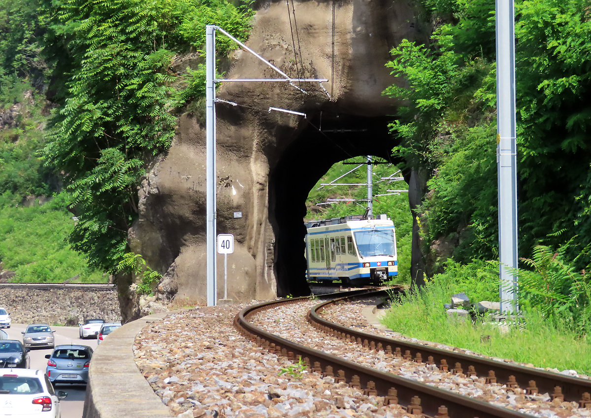 Der Regionalzug von Camedo nach Locarno durchfährt in wenigen Sekunden den kurzen Tunnel zwischen Ponte Brolla und Solduno S. Martino. Locarno, 29.7.2023