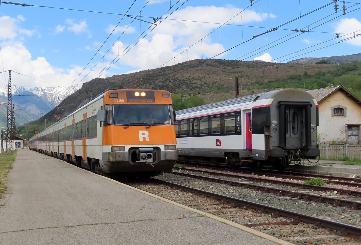 Der Regionalzug nach Barcelona wartet in Latour-de-Carol auf die Abfahrt. Latour-de-Carol,24.5.2023