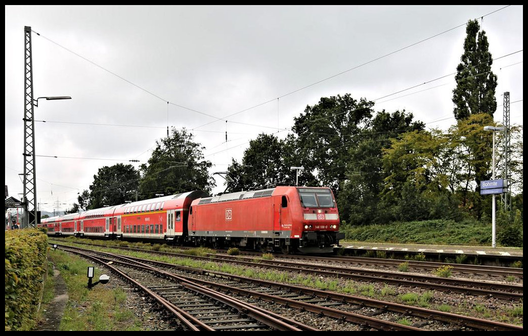 Der Regionalzug nach Bremerhaven Lehe hält hier am 28.08.2021 um 9.52 Uhr planmäßig im Bahnhof Bohmte. Zuglok ist die DB 146106-0.