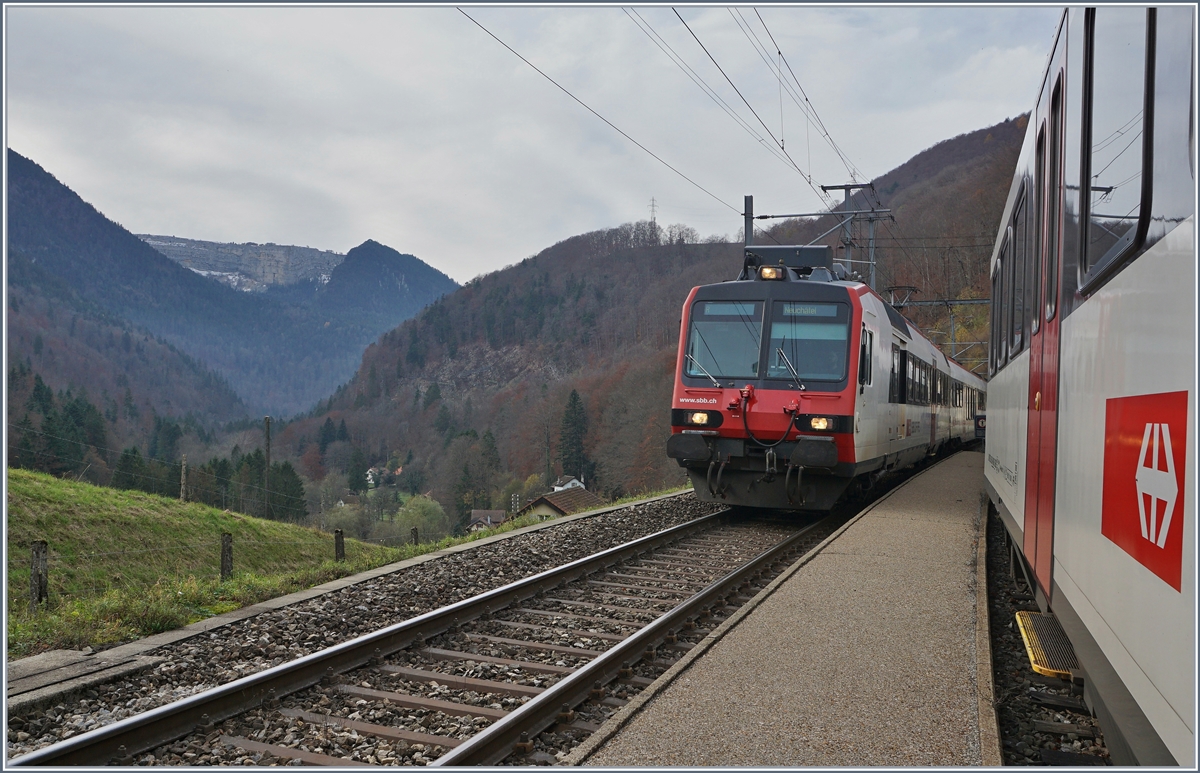 Der Regionalzug nach Neuchâtel trifft in Champ-du-Moulin ein, während auf dem nahen Nebengleis der Gegenzug auf die Abfahrt nach Buttes wartet. 

23. Nov. 2019