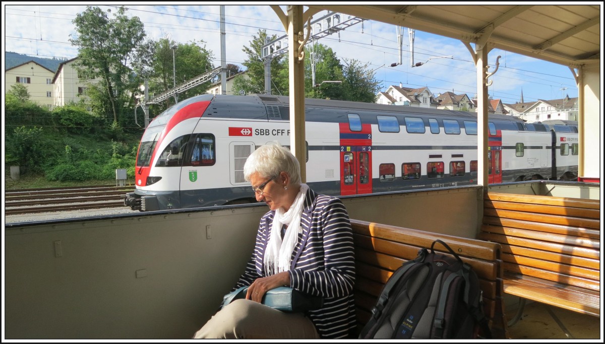Der Regionalzug der RHB mit den offenen Sommerwagen ab Rorschach Hafen wird bei der Einfahrt Rorschach vom RegioExpress nach Chur mit dem 511 022  St.Gallen  überholt. (18.08.2014)