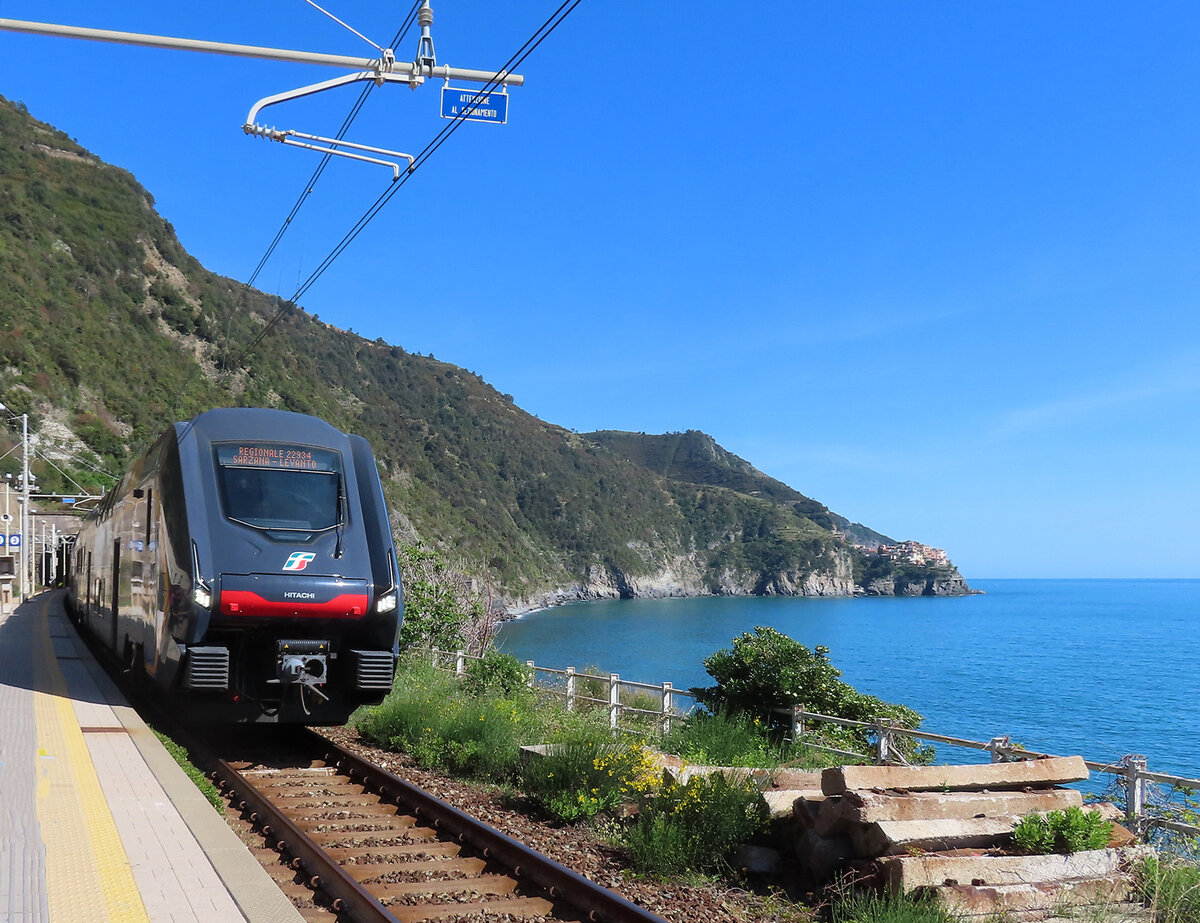 Der Regionalzug von Sarzana nach Levanto hält im Bahnhof Corniglia mit wunderschöner Meersicht. Corniglia, 26.4.2023