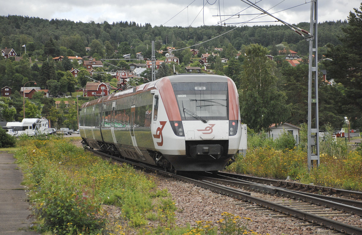 Der Regionalzug SJ Regina X14 9025 bei der Abfahrt vom Bahnhof Rättvik in Dalarna. Aufnahme: 31. Juli 2017.