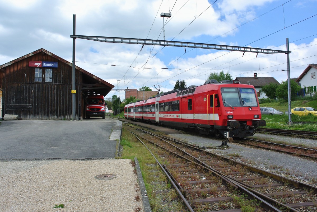 Der Regionalzugsdienst auf der CJ Strecke Bonfol-Porrentruy wird durch den ehem. SBB NPZ-Prototypen erbracht. RBDe 141-4 und Bt 941-4 warten in Bonfol auf den nchsten Einsatz, 04.05.2014.