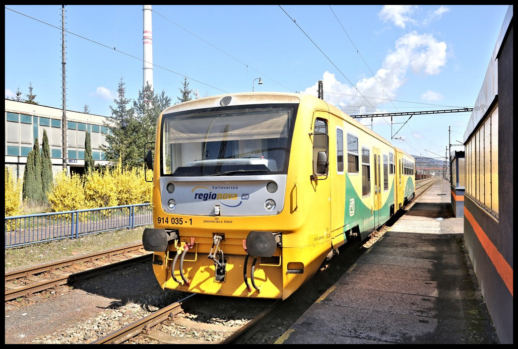 Der RegioNova mit Steuerwagen 914035-1 voraus stand am 19.04.2023 um 11.33 Uhr im Bahnhof Kadan Prunerov und wartete auf Fahrgäste.