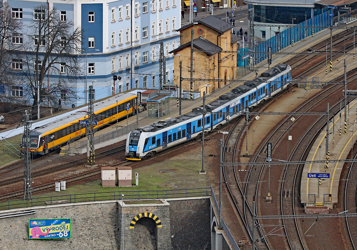 Der RegioPanter 441002 erreicht am 13.02.2020 gerade Ústí nad Labem hl.n. , die Fahrt der Linie U1 geht von 
Kadaň-Prunéřov kommend bis Děčín hl.n. Der Stundentakt auf dieser Linie wird recht gut angenommen, die
Ausstattung der Züge mit Wlan, Steckdosen und Fahrradabteil ist zeitgemäß. 
Weiter westlich als Kadaň-Prunéřov können die 440er nicht fahren, dort sind 25kV/50Hz Wechselstrom in der Oberleitung, 
was für die Gleichtromzüge eine  natürliche  Grenze darstellt. Links erkennt man übrigens einen ehemaligen 628er
der DB, der jetzt für das EVU RegioJet im Ústecký kraj unterwegs ist, er hat seine alte Nummer auch in
Tschechien behalten. 