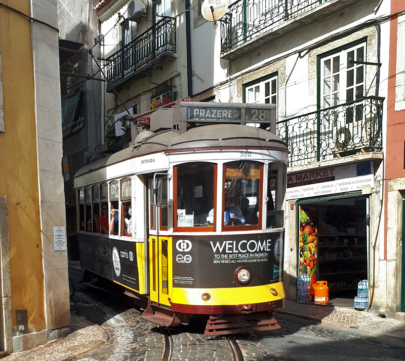 Der  Remodelado -Triebwagen 580 war am 1. Oktober 2017 auf der Line 28 nach Prazeres unterwegs, und wurde von mir innerhalb des innenstädtischen Gassengewirrs fotografiert.