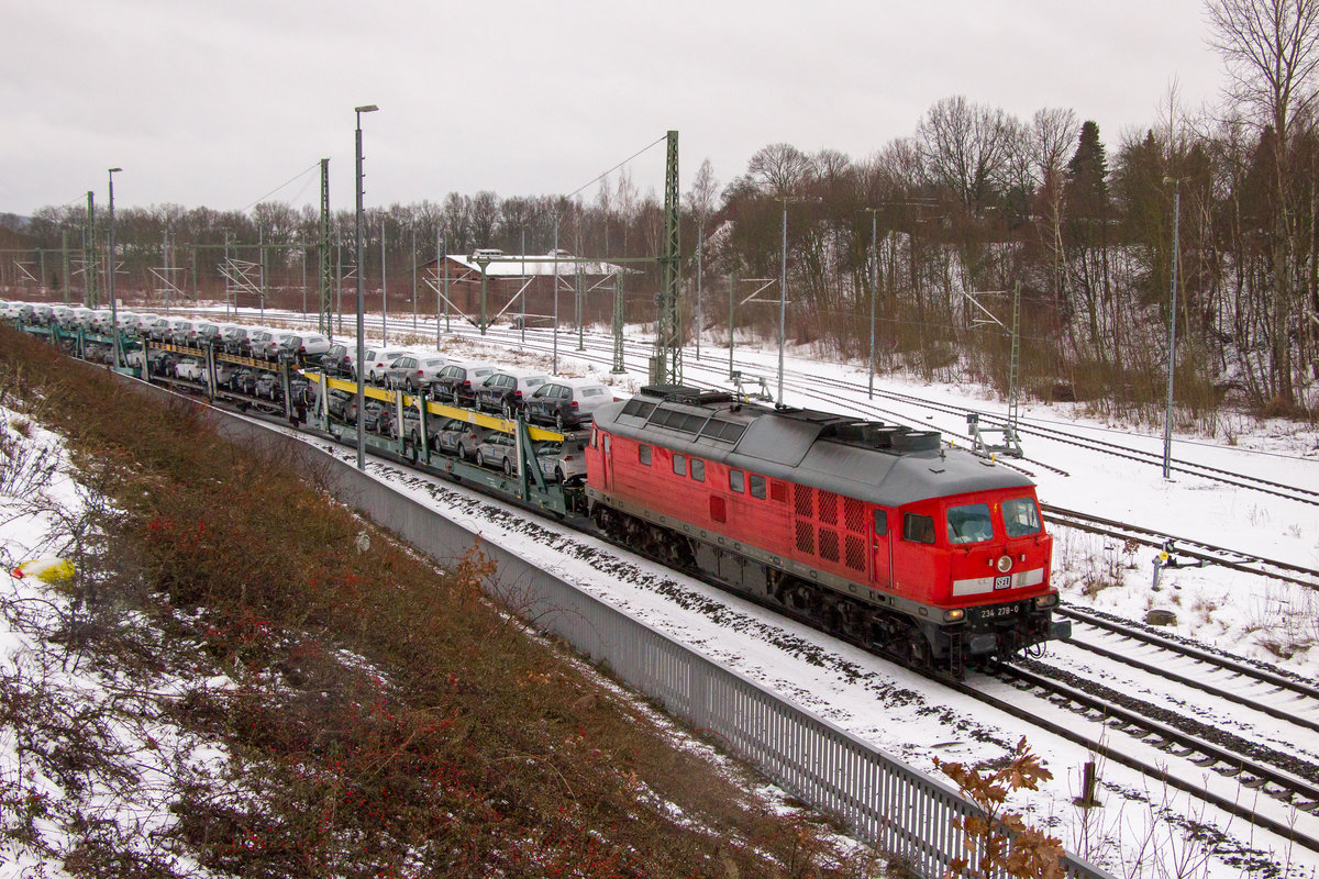 Der  Rennrusse  234 278-0 war am 26. Januar 2019 in Plauen am oberen Bahnhof zu sehen. Im Schlepp eine Ladung Autos. 