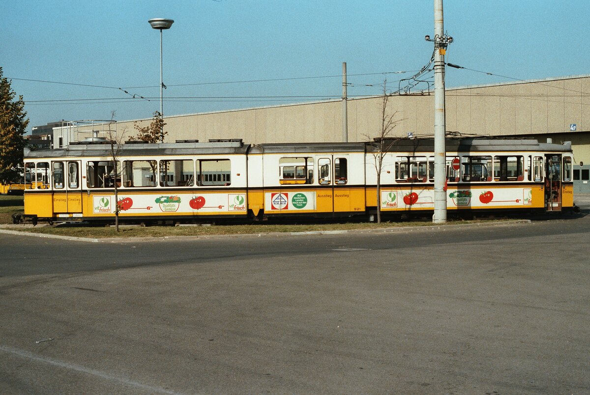 Der Rest des Stuttgarter DoT4 921 vor dem SSB-Zentrum, 22.10.1983
