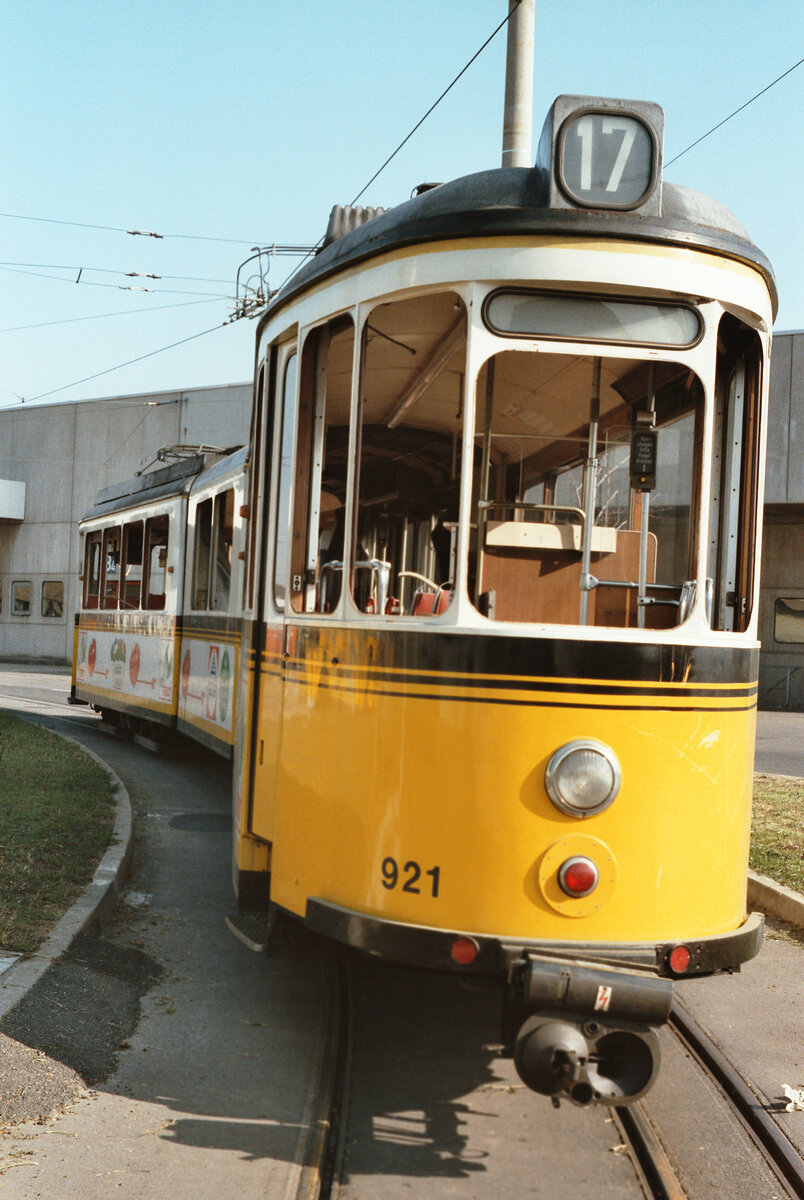 Der Rest des Stuttgarter DoT4 921 (ziemlich schräg) vor dem SSB-Zentrum, 22.10.1983