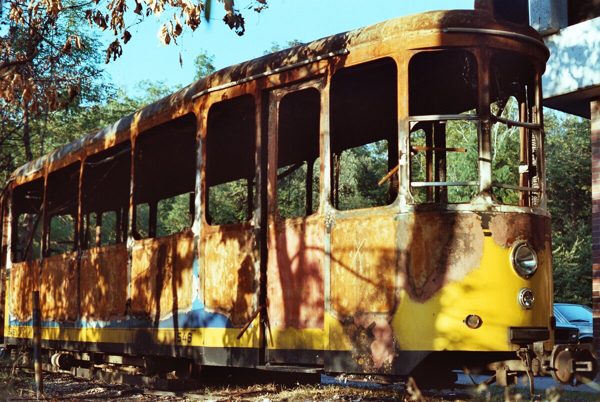 Der Rest eines Stuttgarter Stra�enbahnbeiwagens des Typs B2 war 1983 neben einer Stuttgarter Schule bei der Geroksruhe als Warnung (?) f�r Sch�ler abgestellt.