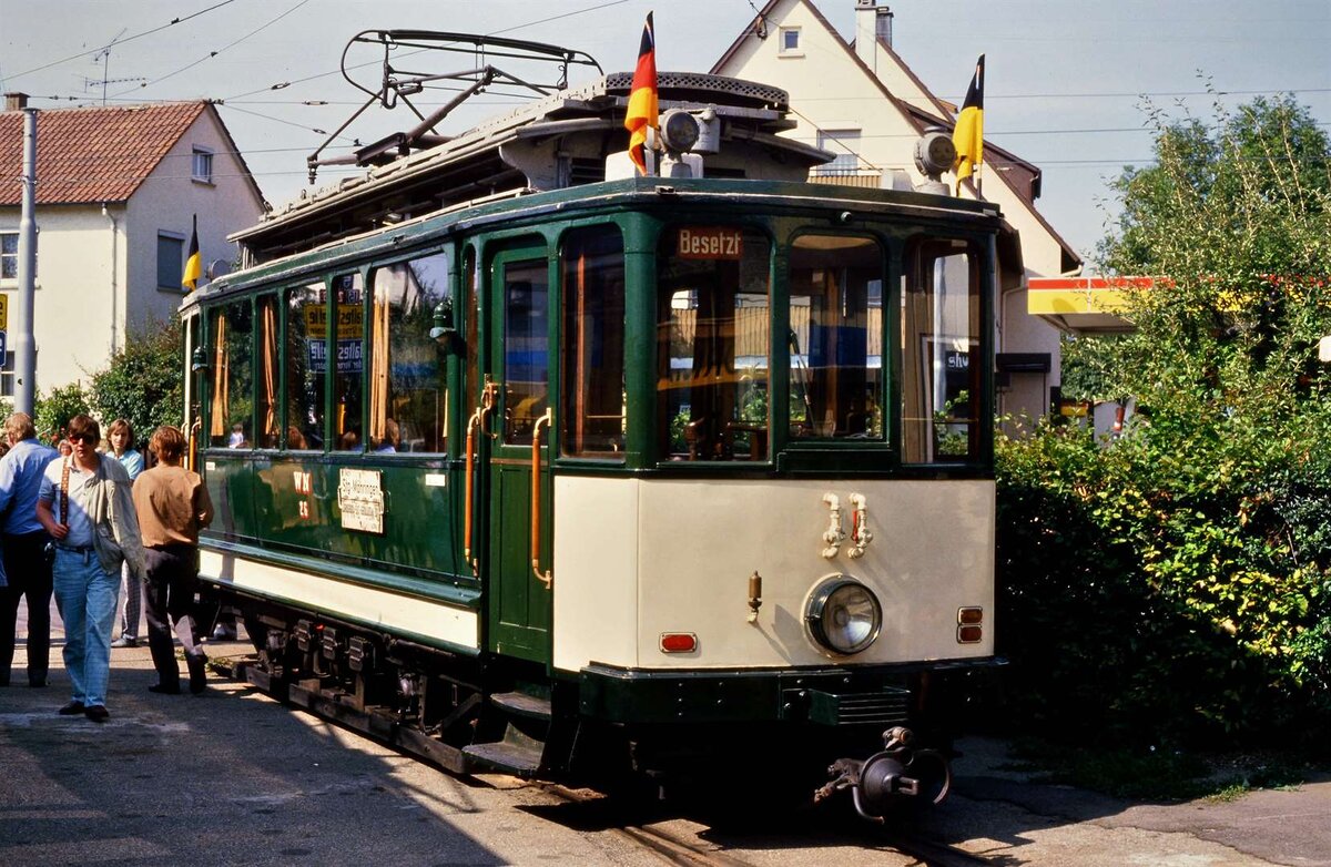 Der restaurierte Filderbahnwagen 26 (WN 26 von 1912) vor dem Straßenbahnmuseum Gerlingen (26.09.1986).