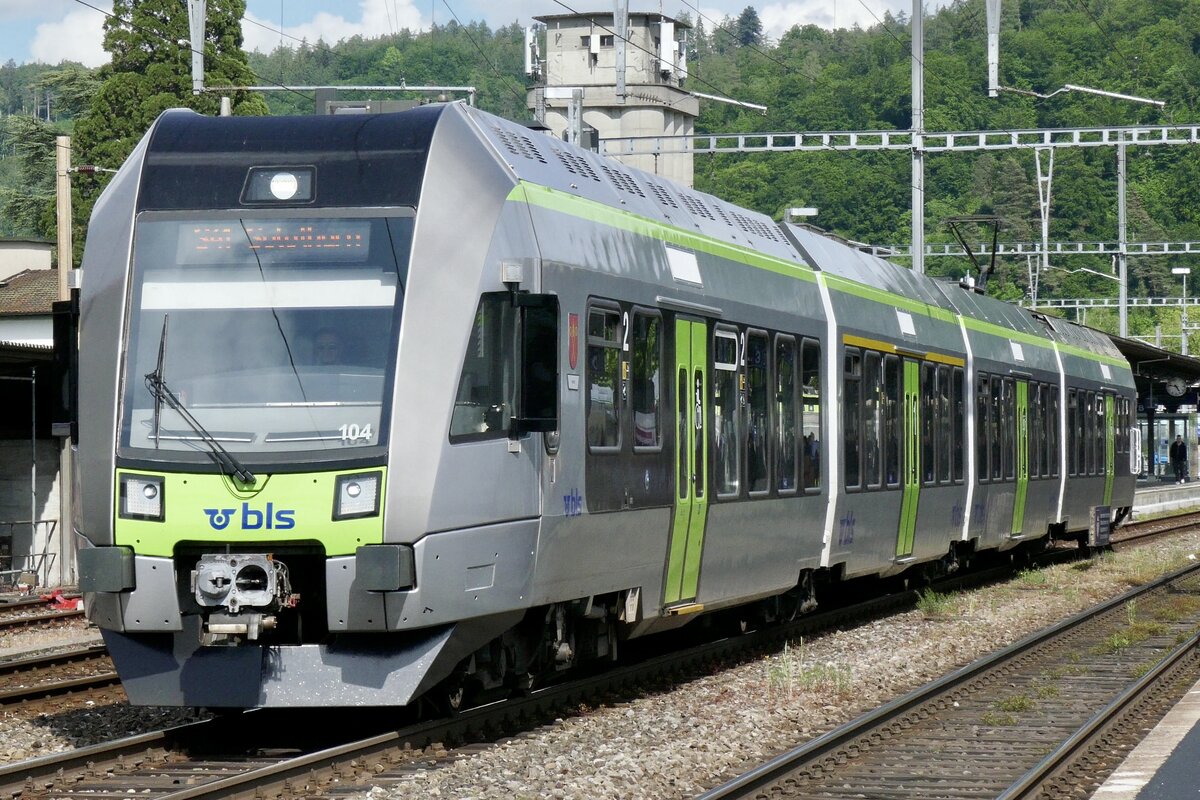 Der revidierte RABe 535 104  Naters  am 13.5.25 beim verlassen des Bahnhof Burgdorf.